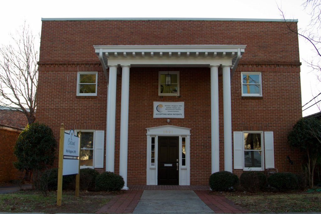 Exterior front entrance photo: Columbia SC Prosthodontics practice of Crescent Prosthodontics